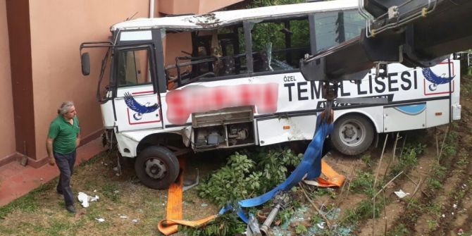 Freni Patlayan Midibüs Bahçeye Uçtu: 9 Yaralı