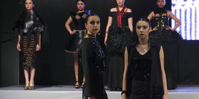 İeü Öğrencilerinden Defile