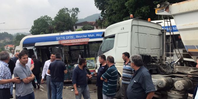 Tır, Yolcu Otobüsüne Çarptı: 1 Yaralı