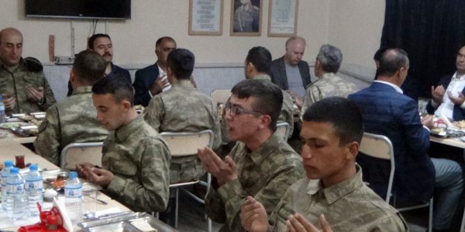 Sahura Askerin Duası Damga Vurdu