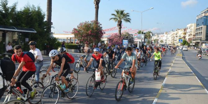 Kuşadalı Bisikletçiler Doğa İçin Pedal Çevirdi