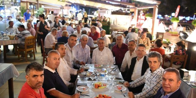 Başkan Böcek, İlçe Muhtarları İle İftar Yaptı