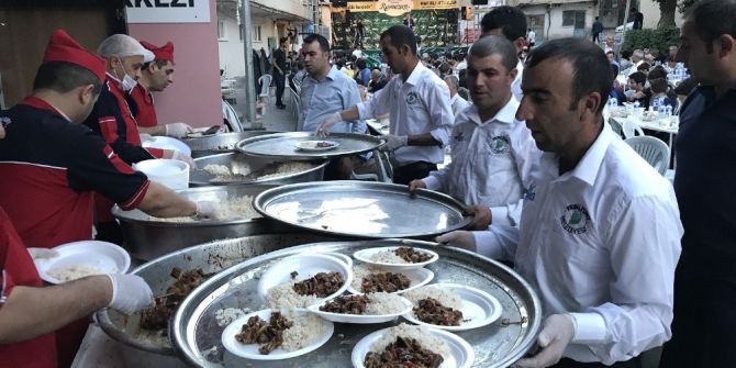 Yeşilyurt Belediyesi Meydan İftarlarıyla Ramazan Ayının Bereketini Paylaşıyor