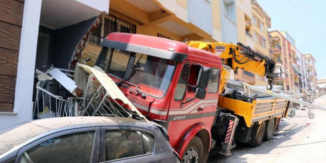 El Freni Çekilmeyen Vinç 2 Otomobili Biçerek Apartmana Çarptı