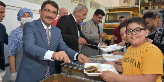 İlkokul Bahçesinde 800 Kişi İftarda Buluştu