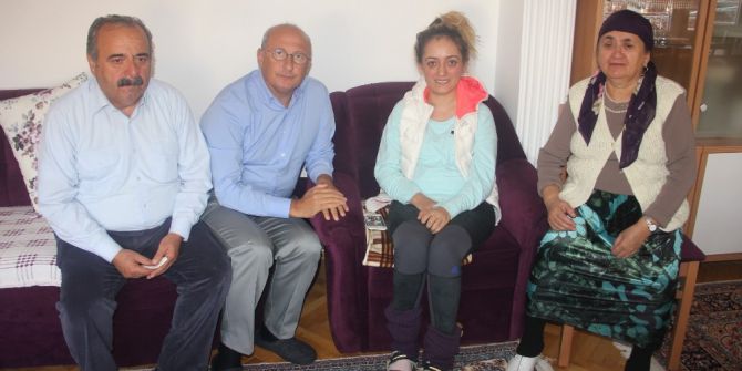 Chp’li Çakırözer, Friedreich Ataksisi Hastası Gülçin Karausta İçin Sağlık Bakanlığı’na Çağrıda Bulundu