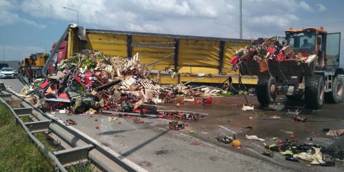 Sivas’ta Sebze Ve Meyve Yüklü Tır Devrildi: 2 Yaralı