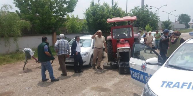 Yoldan Çıkan Traktör Park Halindeki Otomobillere Çarptı