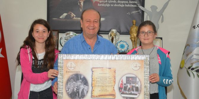 Başkan Özakcan’ı Duygulandıran Hediye