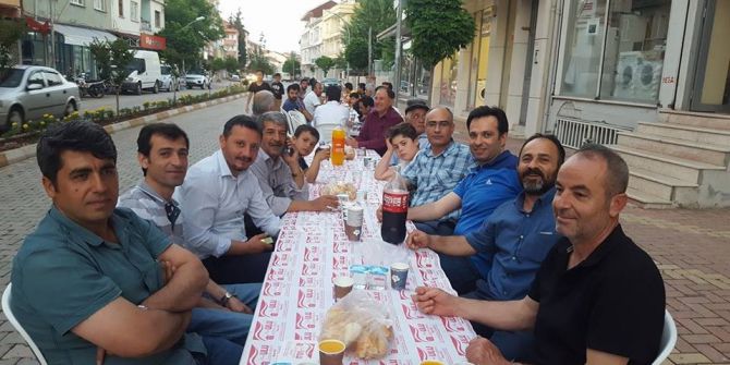 Gazi Caddesi Esnaflarından Geleneksel Sokak İftar Yemeği