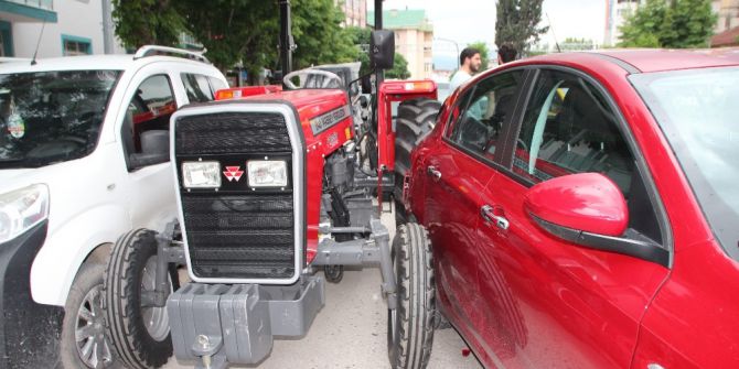 Yeni Aldığı Ve Daha Plakası Dahi Takılmayan Traktörle Kaza Yaptı
