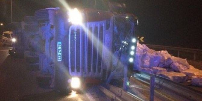 İplik Yüklü Tır Devrildi, 1 Yaralı