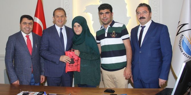 Vali Taşyapan Başarılı Öğrencileri Ödüllendirdi
