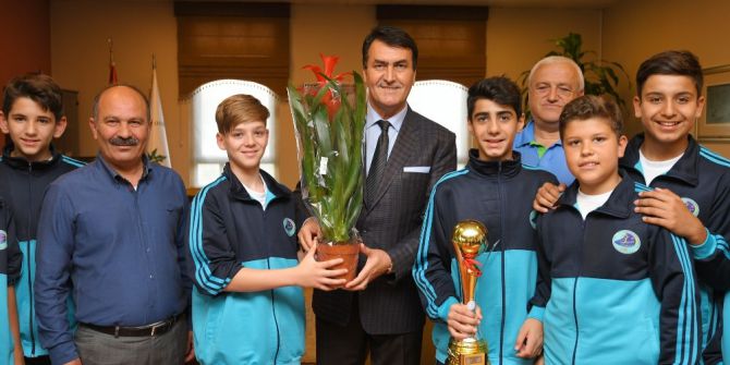 Genç Hentbolcular Mutluluklarını Dündar İle Paylaştı