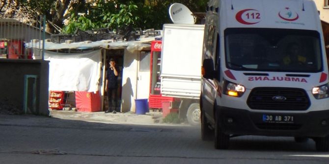 Hakkari’de Askeri Araç Devrildi