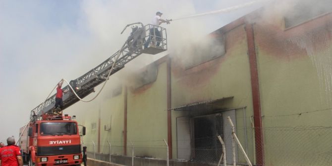 Tonlarca Gıdanın Bulunduğu Depoda Yangın Çıktı