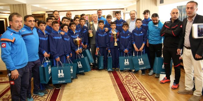 Bb. Erzurumspor’un Şampiyon Altyapısı Başkan Sekmen’i Ziyaret Etti