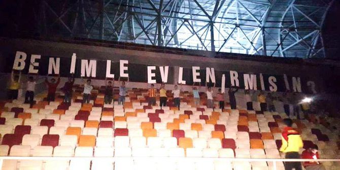 Sevdiği Kıza Statta Evlenme Teklif Etti