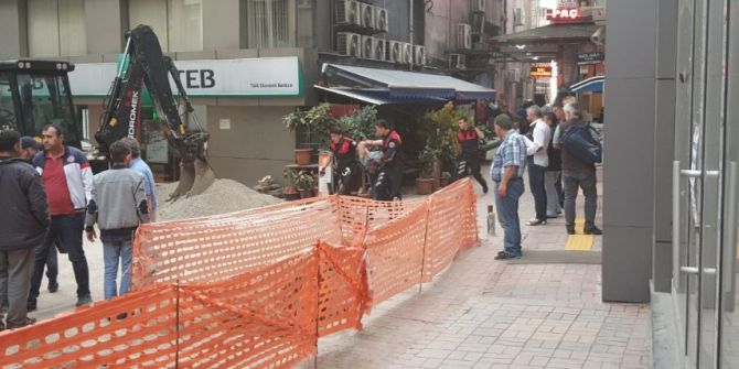 Esnaf Komşusunu Sopayla Darp Etti