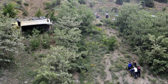 Gümüşhane’de Hafriyat Kamyonu Devrildi: 1 Ölü