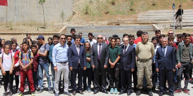 Hakkari Belediyesinden Okullara Spor Malzemesi Desteği