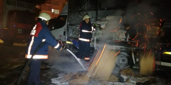 Bahçelievler’de Kamyonetin Kasası Yandı