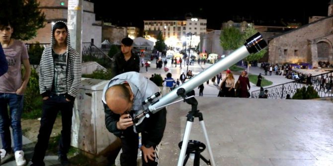 Hobi Olarak Aldığı Teleskop İle Ay’ı İzletip Para Kazanıyor