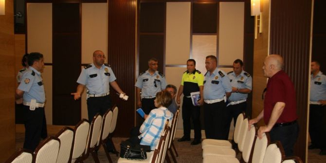 Emniyet Müdür Yardımcısına Boş Salon Şoku