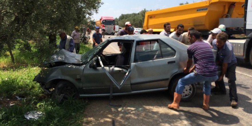 Kadın Sürücü Ağaca Çarptı: 3 Yaralı