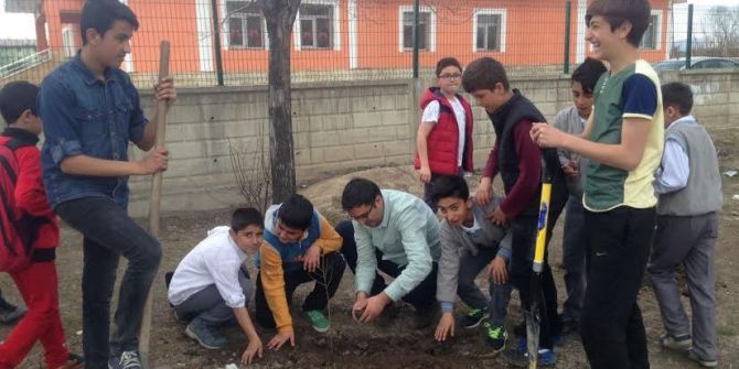 Ağrı’da Okul Bahçelerine Fidan Dikimi Yapıldı