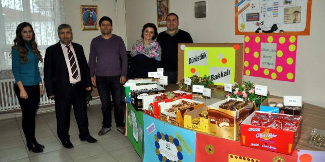 Bu Bakkalda Satıcı Yok Alıcı Çok