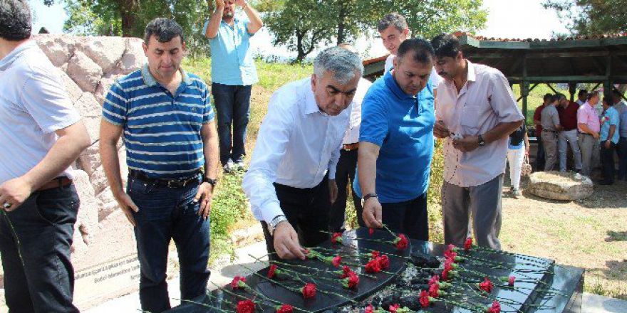 Denizer Mezarı Başında Anıldı