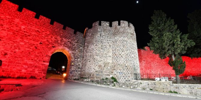 2 Bin 400 Yıllık Surlar Işıl Işıl