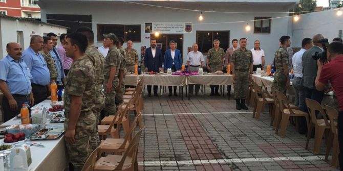 Kaymakam Erkayıran, Erlerle İftarda Buluştu