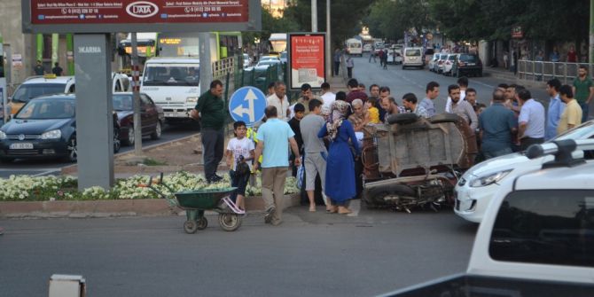 Sepetli Motosiklet İle Otomobil Çarpıştı: 2 Yaralı