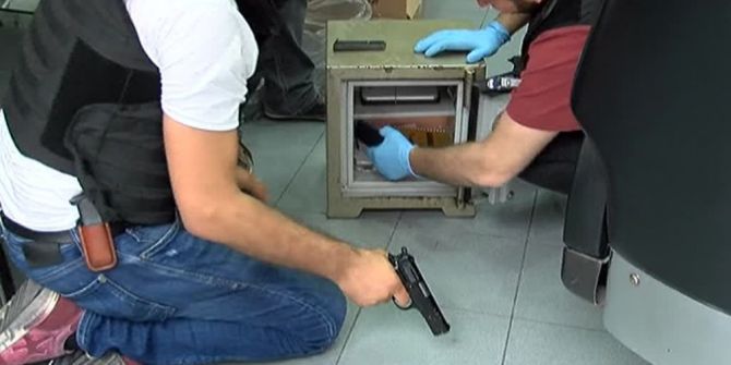 Berber Dükkanında Uyuşturucu Arayan Polis, Çelik Kasada Silah Buldu