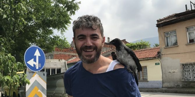 Başına Yavru Karga Kondu, Karga Ailesi Onu Rahat Bırakmadı