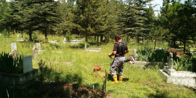 Hisarcık İlçe Mezarlığında Ot Temizliği