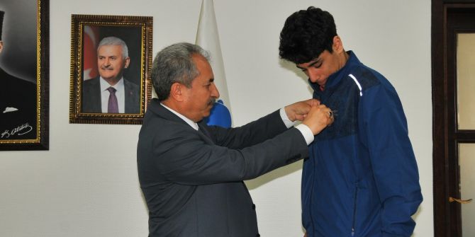 Başkan Akkaya’dan Başarılı Sporcuya Ödül