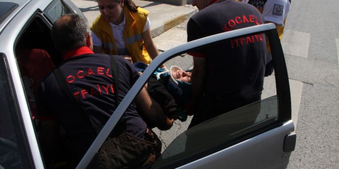 Kaza Yapan Otomobilde Sıkışan Yaşlı Kadını İtfaiye Kurtardı