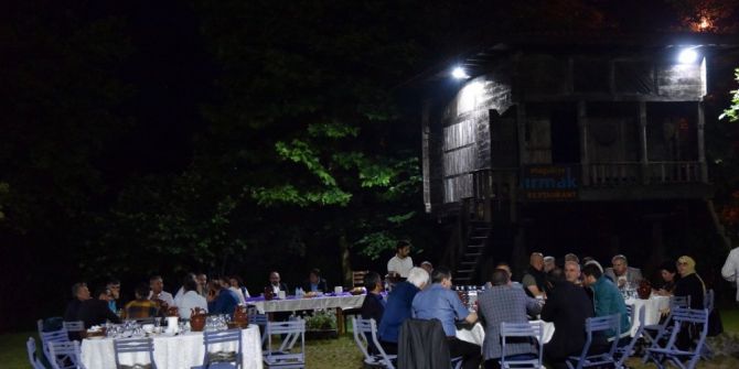 Başkan Üzülmez İftarda Muhtarlarla Buluştu