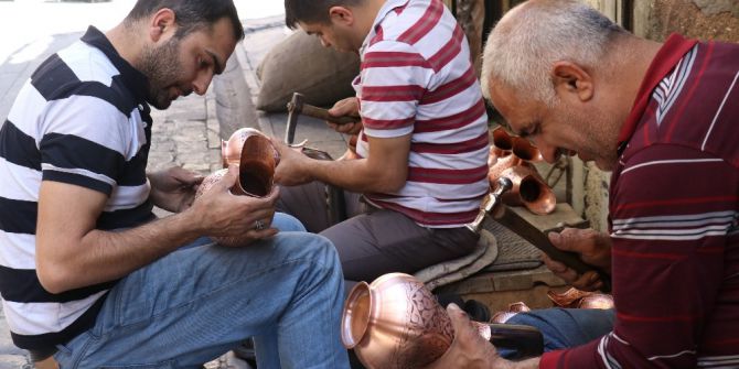 İnsan Boyundaki Bakır İbrik Alıcısını Bekliyor