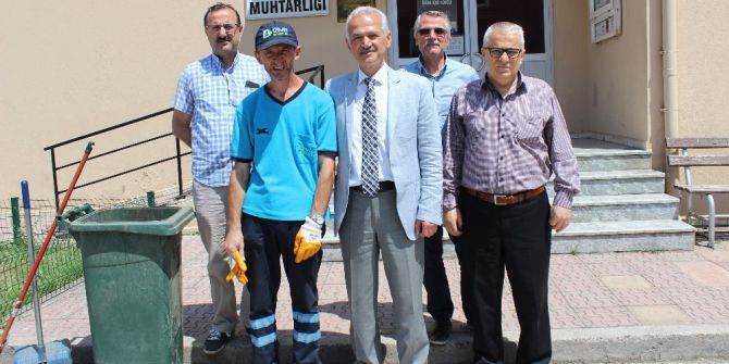 13 Yıldır Mahalleyi Temizleyen Görevliye Büyük Jest