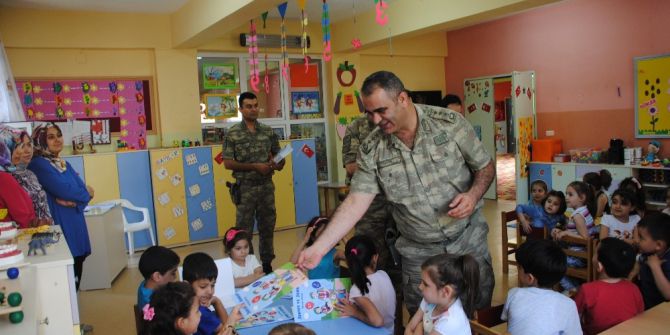 Jandarma Ana Sınıfı Öğrencilerine Boyama Kitabı Dağıttı
