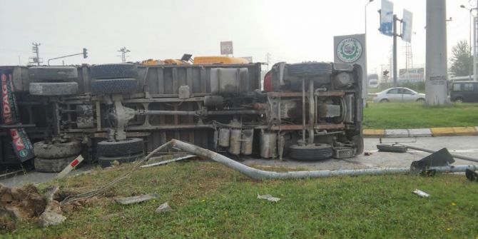 Yoğun Sis Zincirleme Kazaya Yol Açtı