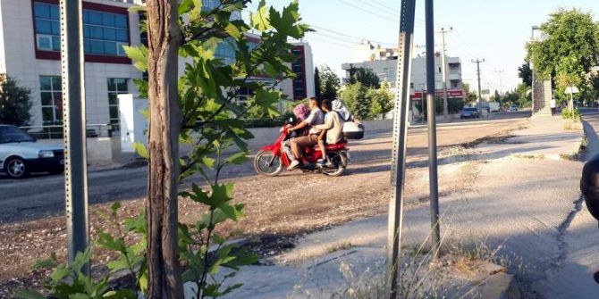 Bir Motosiklette Dört Kişi