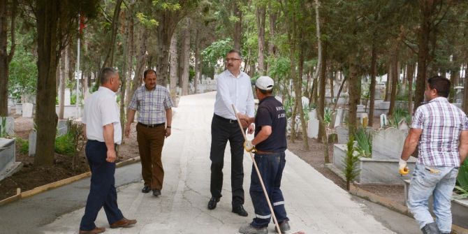 Karacabey Mezarlıklarında Kapsamlı Temizlik