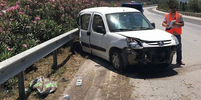 Payas’ta Otomobil Bariyerlere Çarptı; 5 Yaralı