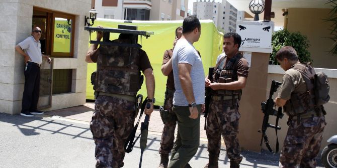 Antalya’da Kendisini Eve Kapatan Şizofren Genci Özel Harekat Ekipleri Çıkardı