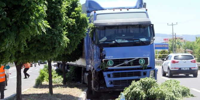 Tır, Hafif Ticari Araca Çarptı: 3 Yaralı